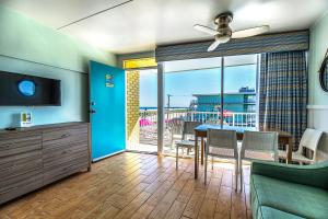 uma sala de estar com uma mesa de jantar e vista para o oceano em Paradise Oceanfront Resort of Wildwood Crest em Wildwood Crest