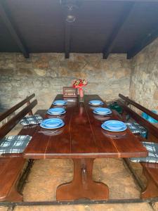 un tavolo in legno con piatti blu e bianchi di Vila Majda a Vabriga