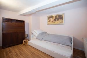 BörneckeGesindehaus Bornecke的卧室配有一张床,墙上挂有绘画作品