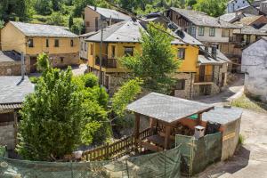 an overhead view of a village with yellow houses at casa el susurro in Ponferrada
