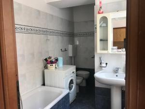 un bagno con lavatrice e lavandino di Casa Serena a Torino Altre 69 foto