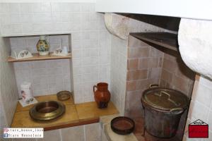 Baño pequeño con aseo y cubo en Stars House, en Locorotondo