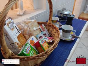 una cesta llena de pan y otros alimentos en una mesa en Stars House, en Locorotondo 11 fotos más