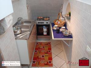 Una pequeña cocina con estufa y fregadero. en Stars House, en Locorotondo