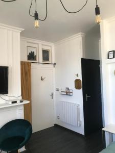 een kamer met een bureau, een deur en een stoel bij La loge 45 AU COEUR DU CENTRE HISTORIQUE DE RODEZ in Rodez