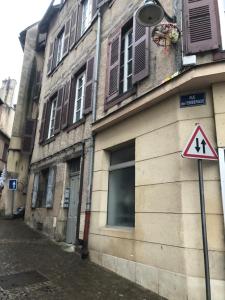 een gebouw met een straatbord ervoor bij La loge 45 AU COEUR DU CENTRE HISTORIQUE DE RODEZ in Rodez