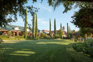 O grădină în afara South Coast Winery Resort & Spa