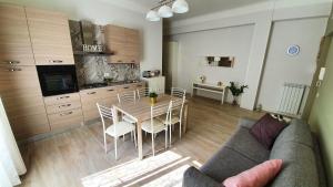 cocina y comedor con mesa y sillas en Plinio Home, en Castellammare di Stabia