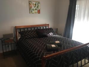 A bed or beds in a room at Lazy Days Cottage - Victor Harbor