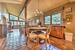 une salle à manger avec une table et des chaises dans l'établissement Luxe Sun Valley Retreat with Hot Tub, 3 Mi to Resort, à Sun Valley
