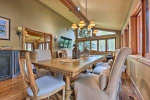 une salle à manger avec une table et des chaises en bois dans l'établissement Luxe Sun Valley Retreat with Hot Tub, 3 Mi to Resort, à Sun Valley