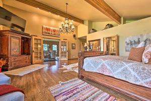 une chambre avec un grand lit et un lustre dans l'établissement Luxe Sun Valley Retreat with Hot Tub, 3 Mi to Resort, à Sun Valley