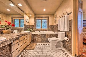 une salle de bain avec toilettes, baignoire et lavabo dans l'établissement Luxe Sun Valley Retreat with Hot Tub, 3 Mi to Resort, à Sun Valley 34 autres photos
