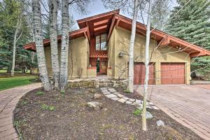 une maison avec un garage rouge et quelques arbres dans l'établissement Luxe Sun Valley Retreat with Hot Tub, 3 Mi to Resort, à Sun Valley