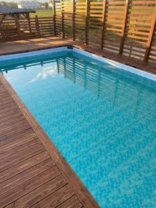 una grande piscina con terrazza in legno di Larida a Sarbinowo
