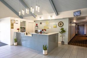 a large kitchen with a white counter top at Ocean Paradise Hotel & Resort in Ocean Shores