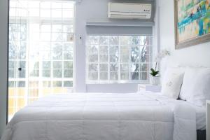 Katil atau katil-katil dalam bilik di Choose To Be Happy at Seymour # 9 and #16 - Studio Apartments