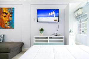 Televisyen dan/atau pusat hiburan di Choose To Be Happy at Seymour # 9 and #16 - Studio Apartments