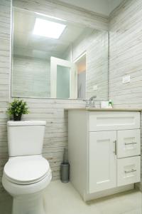 Bilik mandi di Choose To Be Happy at Seymour # 9 and #16 - Studio Apartments