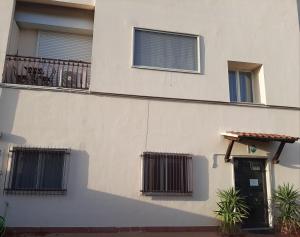 een gebouw met drie ramen en een deur bij Allegra B&B in Terracina