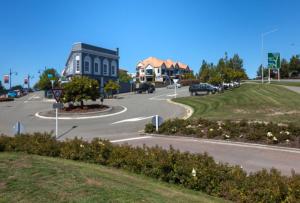 a street with a curve in the road at Panorama Motor Lodge in Timaru +16 photos