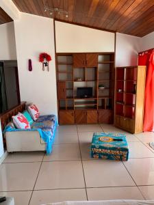 ein Wohnzimmer mit einem Sofa und einem Tisch in der Unterkunft Wendy Location in Papeete