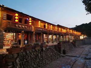 un edificio con una fila di luci su una strada di Nanjing Yunshuiyao Haixi Inn Dashuiche a Nanjing