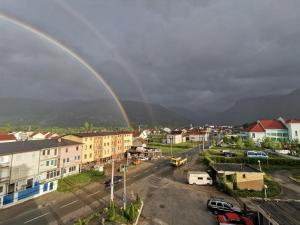 Ein Regenbogen über einer Stadt in der Unterkunft Hotel Rosi in Gusinje