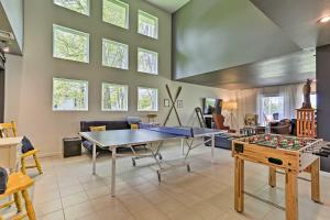 sala de estar con mesa de ping pong en Luxe Lakefront Family Cottage Private Beach, Dock en Bethel