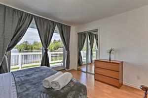 1 dormitorio con cama y ventana grande en Luxe Lakefront Family Cottage Private Beach, Dock en Bethel