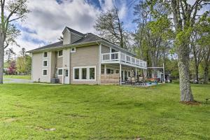 Foto de la galería de Luxe Lakefront Family Cottage Private Beach, Dock en Bethel