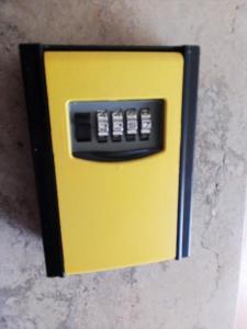 レッチェにあるCasa dei Carrettiの壁面の黄色の電子装置