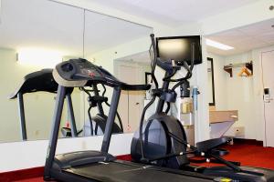 The fitness centre and/or fitness facilities at Baymont by Wyndham Springfield