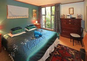 a bedroom with a large bed and a window at Waiheke Escape in Palm Beach