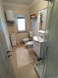 Et badeværelse på Nice Apartment Near The Sea ES3 + 16 billeder