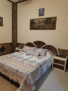 een slaapkamer met een bed met een quilt bij Casa D'Vilero en Temperley in Temperley