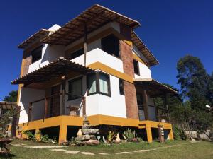a house with a white and brown at Lavras Real in Lavras Novas