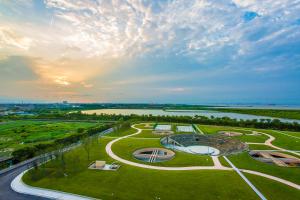 uma vista aérea de um parque ao pôr-do-sol em Primus Hotel Shanghai Sanjiagang - Offer Pudong International Airport and Disney shuttle em Xangai