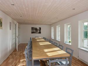 Habitación grande con mesa larga y sillas en 20 person holiday home in rsted, en Ørsted