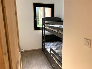 Habitación con literas en una habitación con puerta en Le cozy du soulan - T2 bis - soda en Luchon