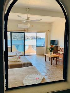 1 dormitorio con 2 camas y vistas al océano en Hotel Cordelia's en Puerto Ángel