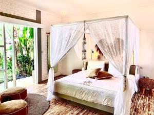 
A bed or beds in a room at Hari Indah Boutique Hotel & Spa
