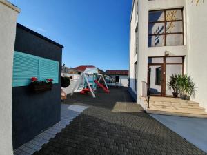 Herní místnost nebo prostor pro děti v ubytování Techirghiol Blue