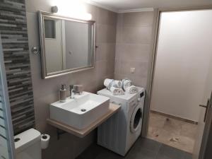 A bathroom at Nafplio City Apartments