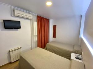 TV a/nebo společenská místnost v ubytování Hostal Pensimar