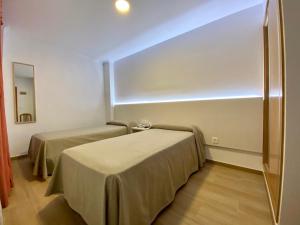 Postel nebo postele na pokoji v ubytování Hostal Pensimar