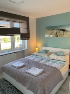 Un pat sau paturi într-o cameră la Apartamenty U Ewy