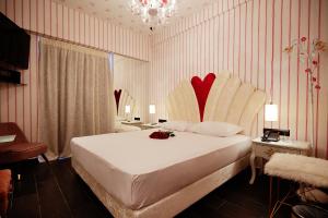 una camera da letto con un letto con tavole da surf di THE CRYSTAL BLUE XAIDARI HOTEL a Pireo
