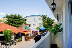 uma vista para a rua a partir de uma varanda de um edifício em Tres Mentiras Boutique Hotel em Isla Mujeres