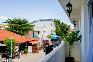 vistas a la calle desde el balcón de un edificio en Tres Mentiras Boutique Hotel, en Isla Mujeres